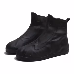 Cómo proteger tus zapatos de la lluvia en Bogotá sin gastar una fortuna 8 Par de zapatones impermeables para la lluvia en color negro, fabricados en silicona flexible con suela gruesa antideslizante y banda elástica ajustable en el tobillo, sobre fondo blanco.