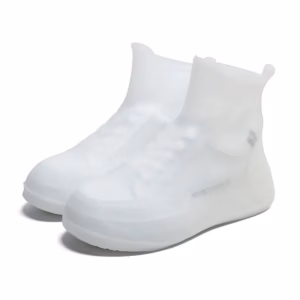 Cómo proteger tus zapatos de la lluvia en Bogotá sin gastar una fortuna 7 Zapatones impermeables para la lluvia en color blanco semitransparente de silicona, con diseño cubre-zapato de caña alta que protege el calzado completo en días lluviosos.