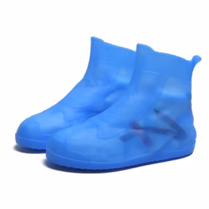 Cómo proteger tus zapatos de la lluvia en Bogotá sin gastar una fortuna 6 Par de zapatones impermeables para la lluvia en color azul intenso, de silicona suave y elástica, con apertura amplia en la caña para calzarse fácilmente sobre cualquier tipo de zapato.