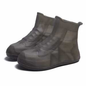 Cómo proteger tus zapatos de la lluvia en Bogotá sin gastar una fortuna 5 Zapatones impermeables para la lluvia en color gris oscuro con acabado semitransparente, banda elástica en el tobillo y suela reforzada de caucho para mayor tracción y durabilidad en pisos mojados.